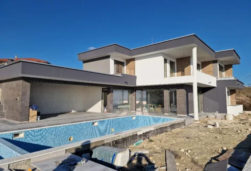 Модерна вила с плосък покрив в Балчик