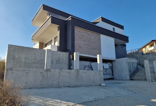 Модерна вила с плосък покрив в Балчик