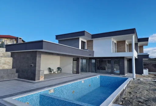 Модерна вила с плосък покрив в Балчик