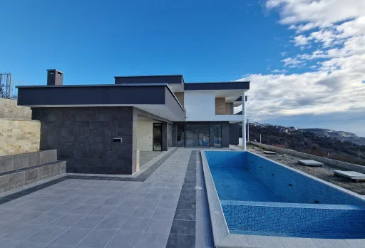 Модерна вила с плосък покрив в Балчик