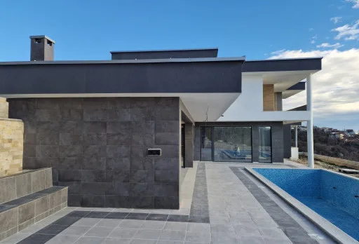 Модерна вила с плосък покрив в Балчик