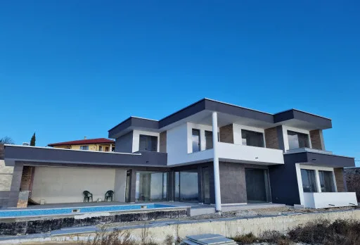 Модерна вила с плосък покрив в Балчик