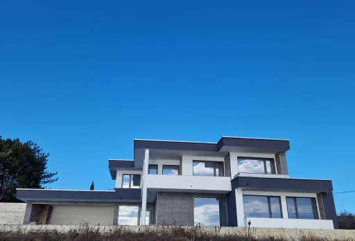 Модерна вила с плосък покрив в Балчик