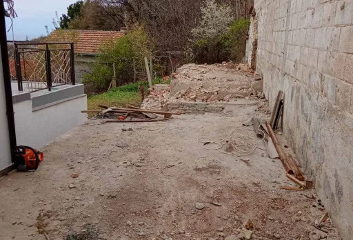 Bau-, Reparatur- und Landschaftsgestaltungsarbeiten an einem Haus in Varna