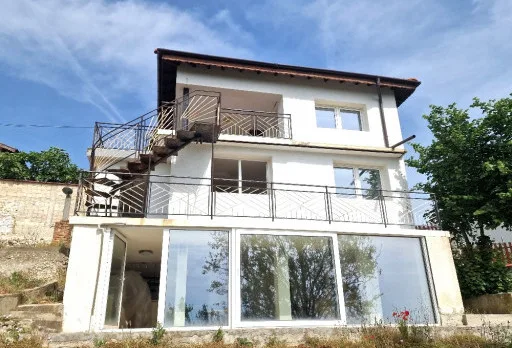Bau-, Reparatur- und Landschaftsgestaltungsarbeiten an einem Haus in Varna