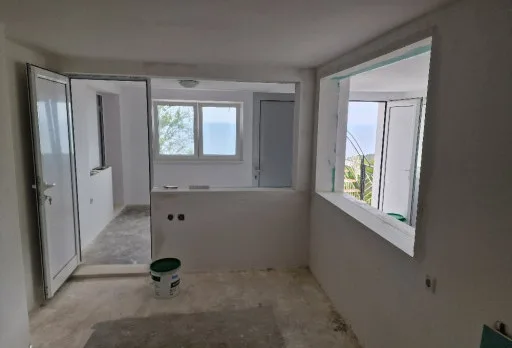 Bau-, Reparatur- und Landschaftsgestaltungsarbeiten an einem Haus in Varna