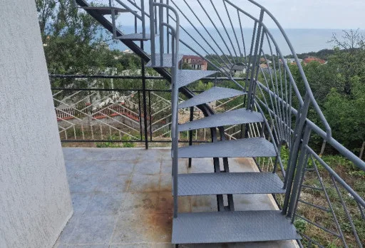 Bau-, Reparatur- und Landschaftsgestaltungsarbeiten an einem Haus in Varna