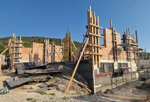 Класическа къща с покрив от керемиди – Рогачево 