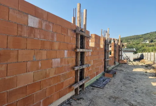 Класическа къща с покрив от керемиди – Рогачево 