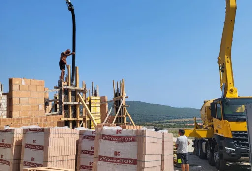 Класическа къща с покрив от керемиди – Рогачево 