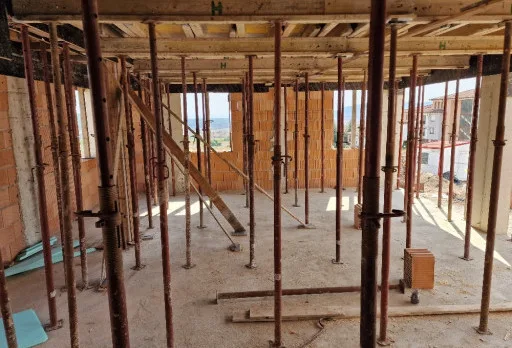 Класическа къща с покрив от керемиди – Рогачево 