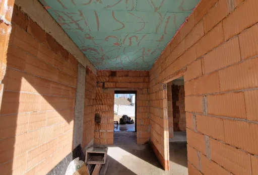 Класическа къща с покрив от керемиди – Рогачево 