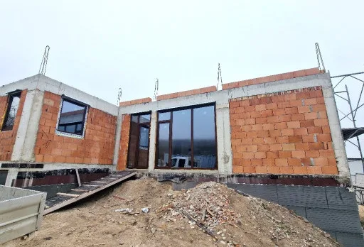 Класическа къща с покрив от керемиди – Рогачево 