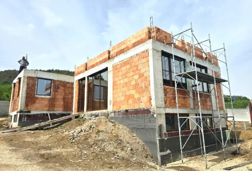 Класическа къща с покрив от керемиди – Рогачево 