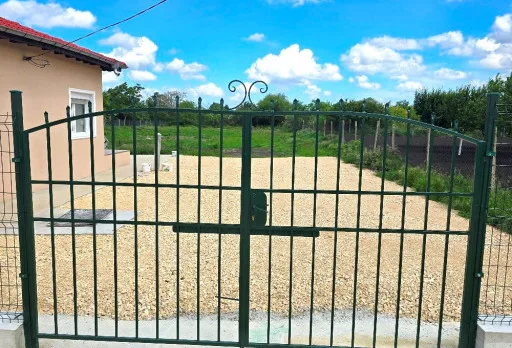 Bau- und Reparaturarbeiten an einem Haus in Balchik, Golfplatz