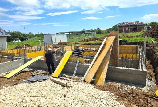 Къща на етап груб строеж във Варна