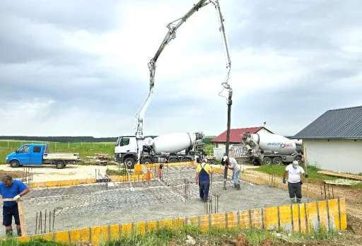 Къща на етап груб строеж във Варна