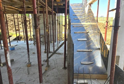 Къща на етап груб строеж във Варна