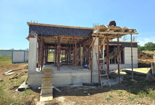 Къща на етап груб строеж във Варна