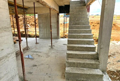 Къща на етап груб строеж във Варна