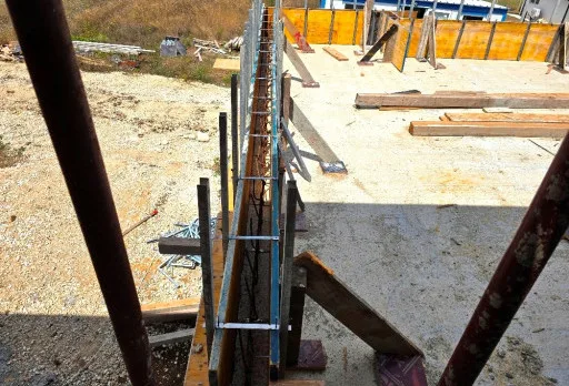 Къща на етап груб строеж във Варна