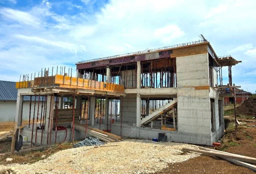 Къща на етап груб строеж във Варна