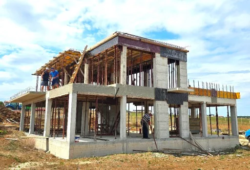 Къща на етап груб строеж във Варна