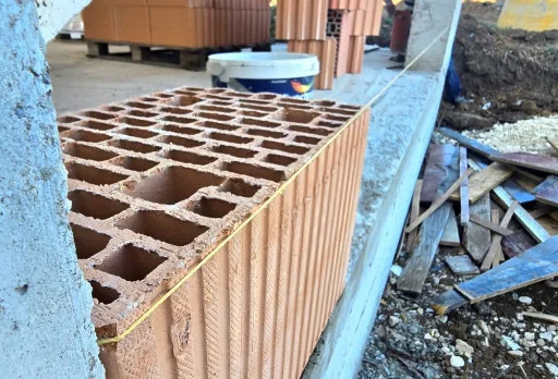 Къща на етап груб строеж във Варна