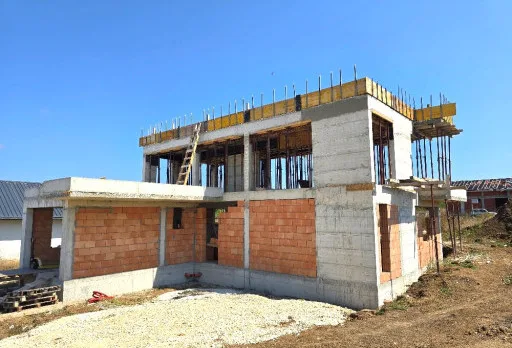 Къща на етап груб строеж във Варна