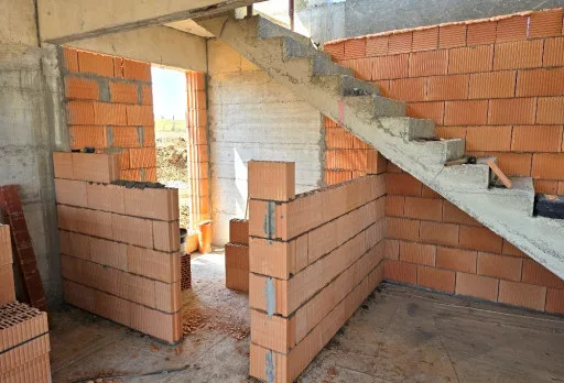 Къща на етап груб строеж във Варна