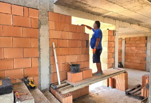 Къща на етап груб строеж във Варна