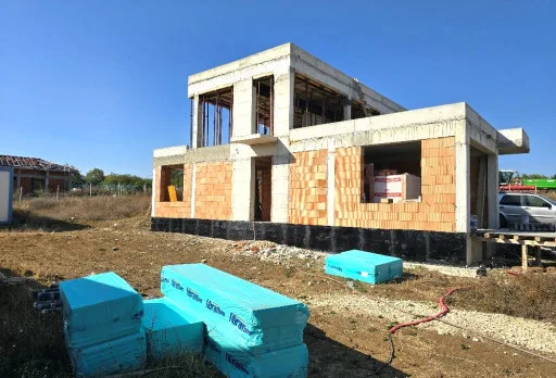 Къща на етап груб строеж във Варна