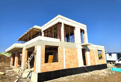 Къща на етап груб строеж във Варна