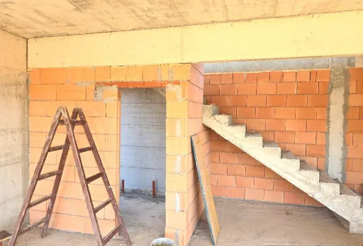 Къща на етап груб строеж във Варна