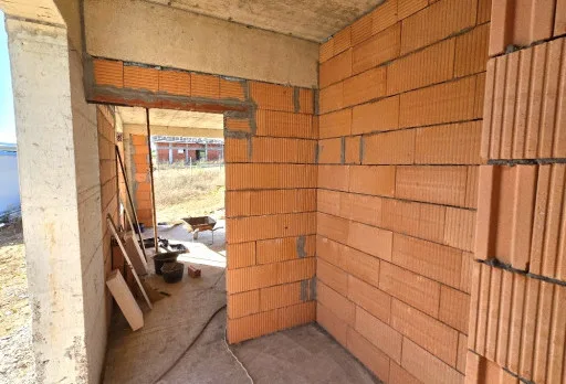 Къща на етап груб строеж във Варна