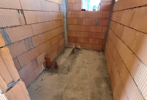 Къща на етап груб строеж във Варна