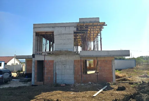 Къща на етап груб строеж във Варна