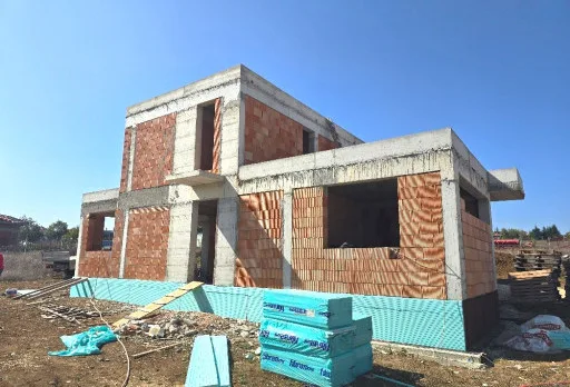 Къща на етап груб строеж във Варна