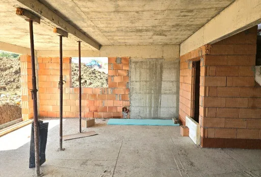 Къща на етап груб строеж във Варна