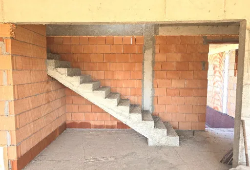 Къща на етап груб строеж във Варна