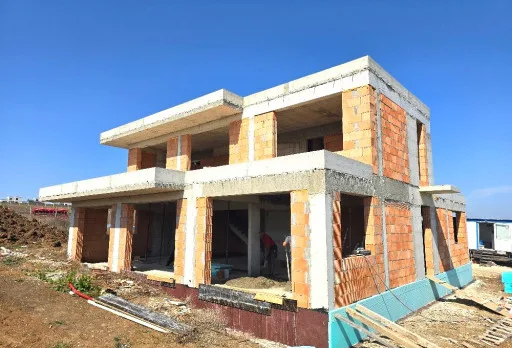 Къща на етап груб строеж във Варна