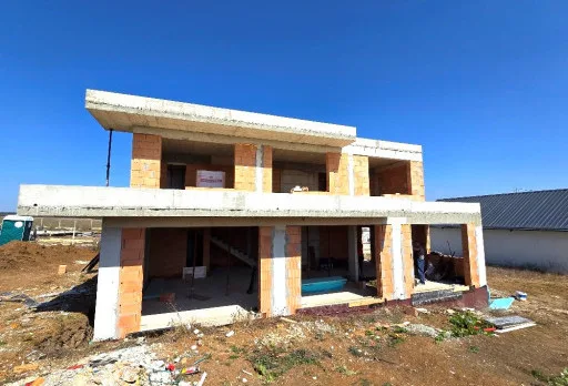 Къща на етап груб строеж във Варна