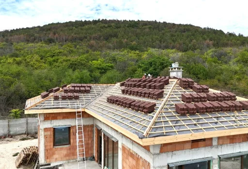 Класическа къща с покрив от керемиди – Рогачево 