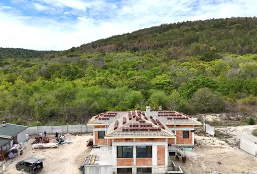 Класическа къща с покрив от керемиди – Рогачево 