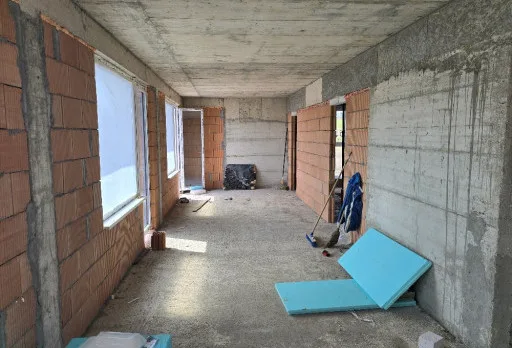 Къща на етап груб строеж във Варна