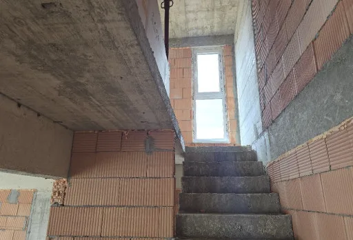 Къща на етап груб строеж във Варна