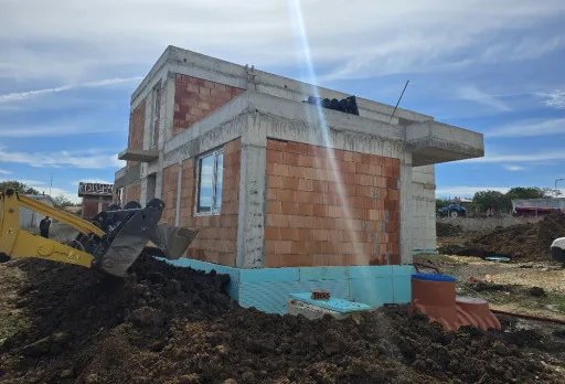 Къща на етап груб строеж във Варна