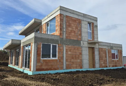 Къща на етап груб строеж във Варна