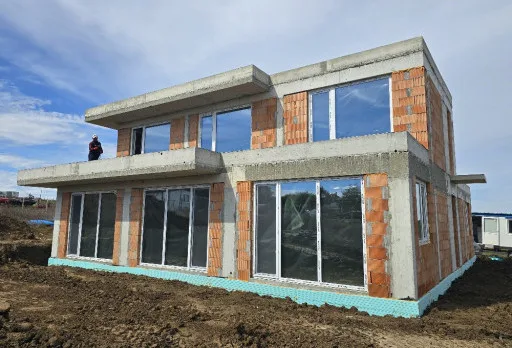 Къща на етап груб строеж във Варна