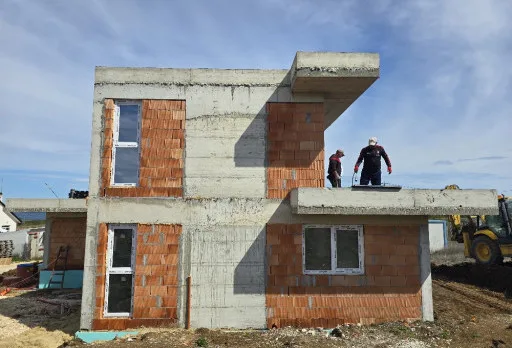 Къща на етап груб строеж във Варна